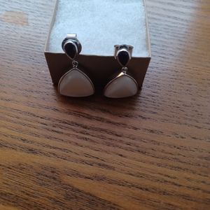 Rhodium plated silver earrings with garnet